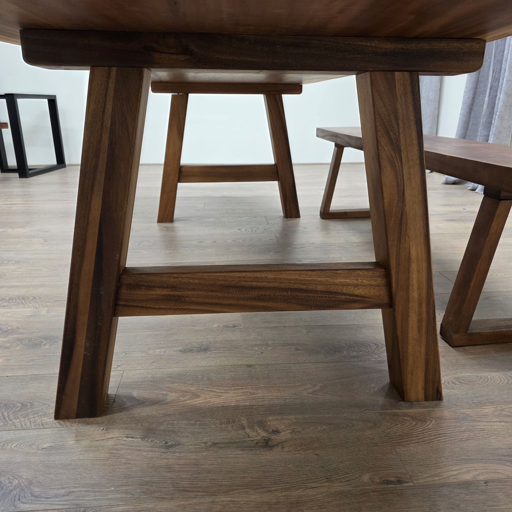 300 cm x 88 cm Esstisch aus indischem Nussbaum mit Naturkante