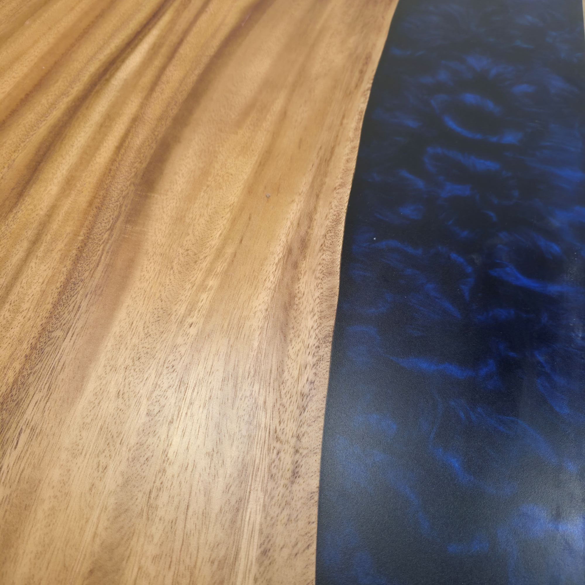 239 cm x 91 cm Esstisch aus Ostindischem Walnussholz mit Baumkante